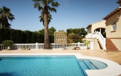 Ruime villa met apart gastenverblijf op korte afstand van het centrum van Altea la Vella.